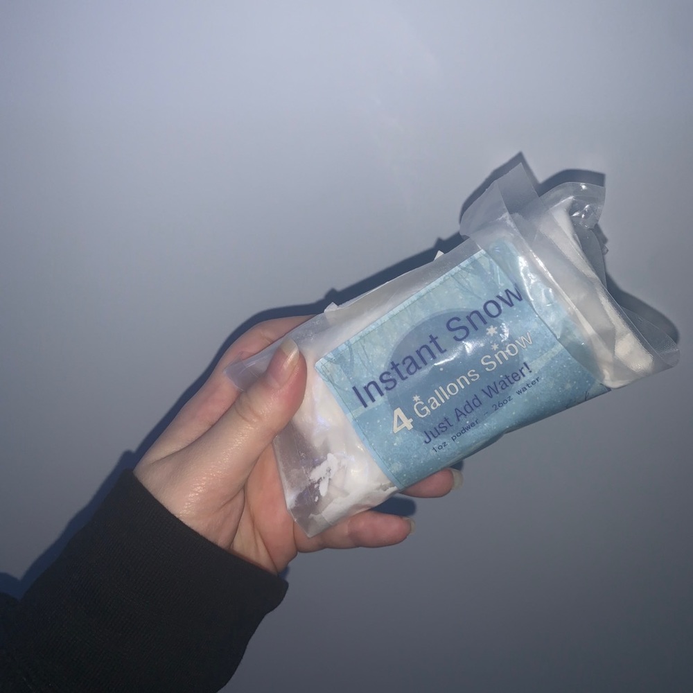 6* gallons instant snow
